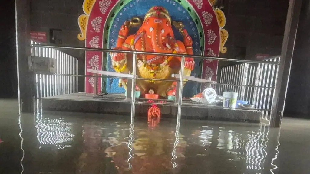 कृष्णा नदीच्या पुराचे पाणी वाईच्या ऐतिहासिक महागणपती मंदिरात